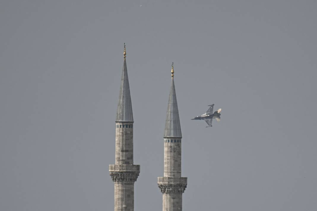 SOLOTÜRK İstanbul semalarında. Kule: “Muhteşemsiniz. Sizleri seviyoruz” 15